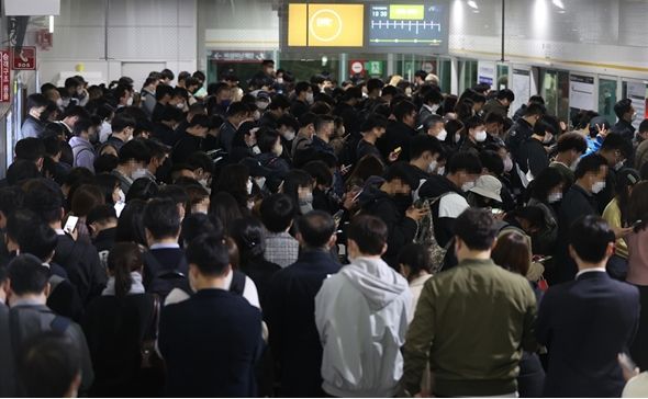 8. Seoul Subway Rush Hour Tips photo 1