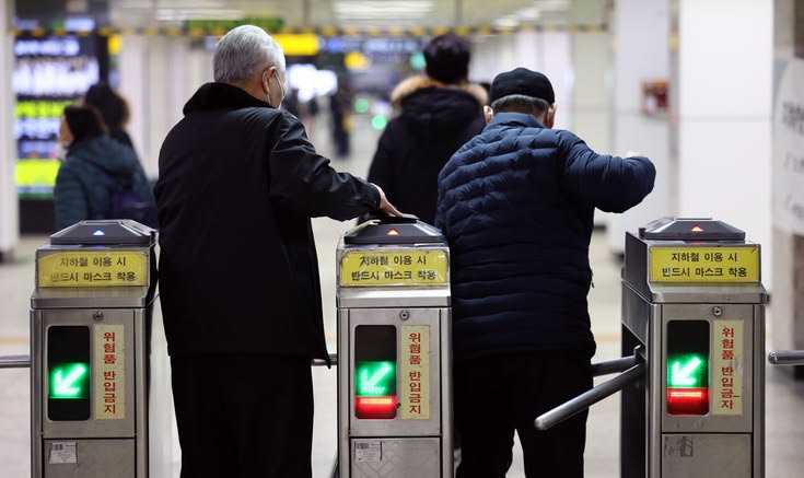 8. Seoul Subway Rush Hour Tips photo 2