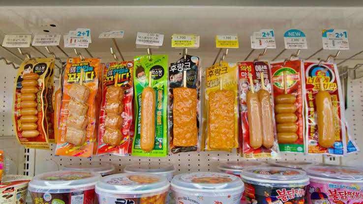 6. Hot Bars and Sausages Are Peak Convenience Store Snacking