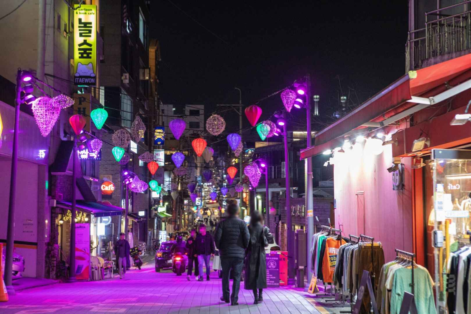 7. Walk Itaewon Shopping Street Without Rushing