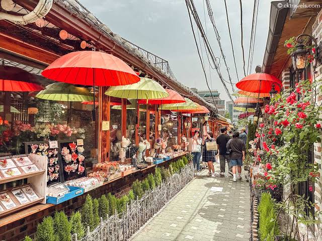 10. Spend a Cozy Afternoon Café-Hopping in Ikseon-dong