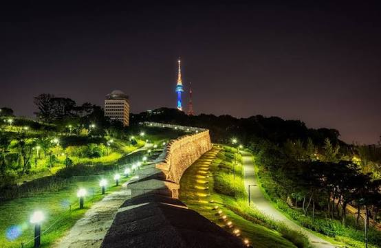 14. Take an Evening Walk Once Seoul Gets Crisp and Cool