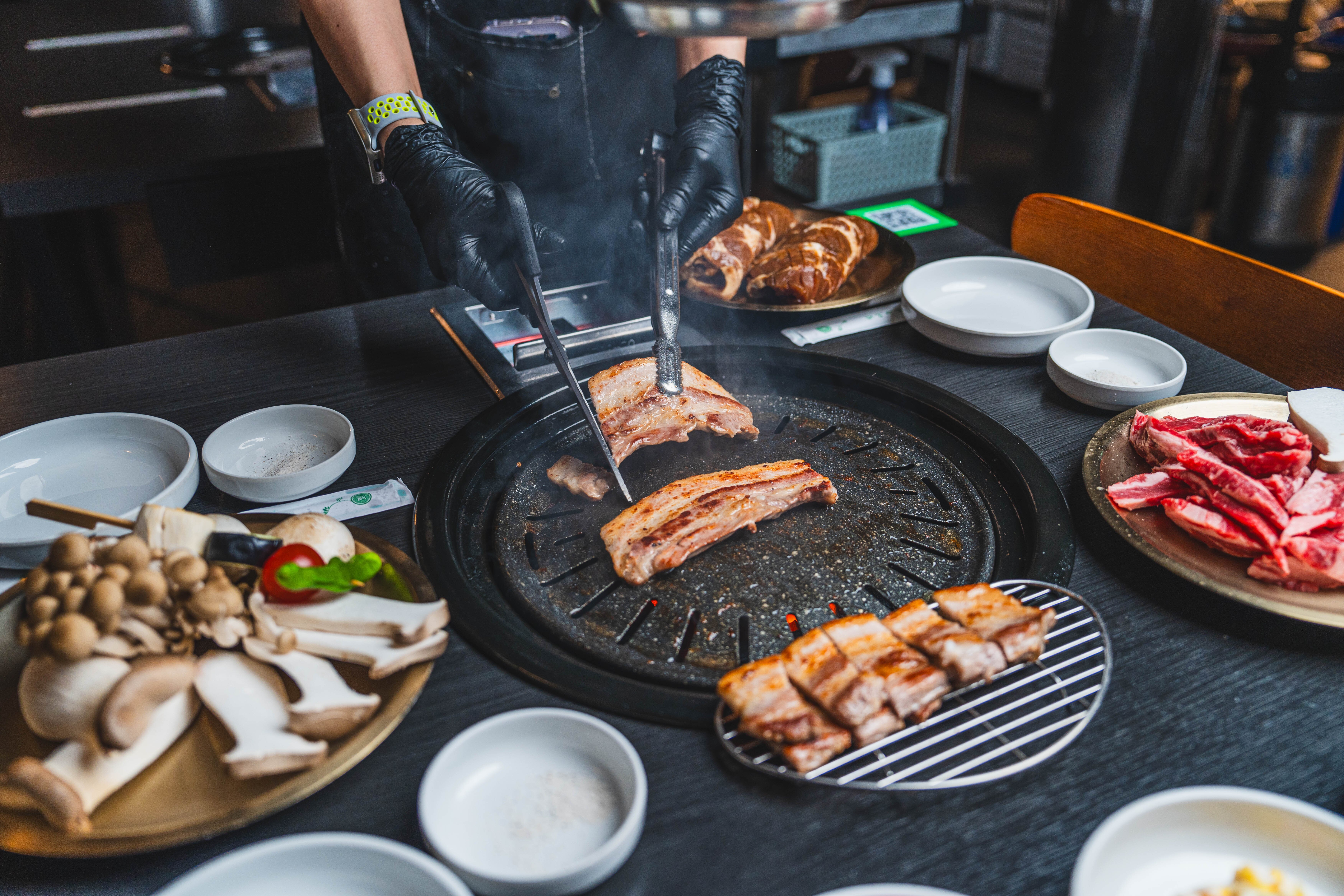 10. For Groups, Pick Food That Is Easy to Share