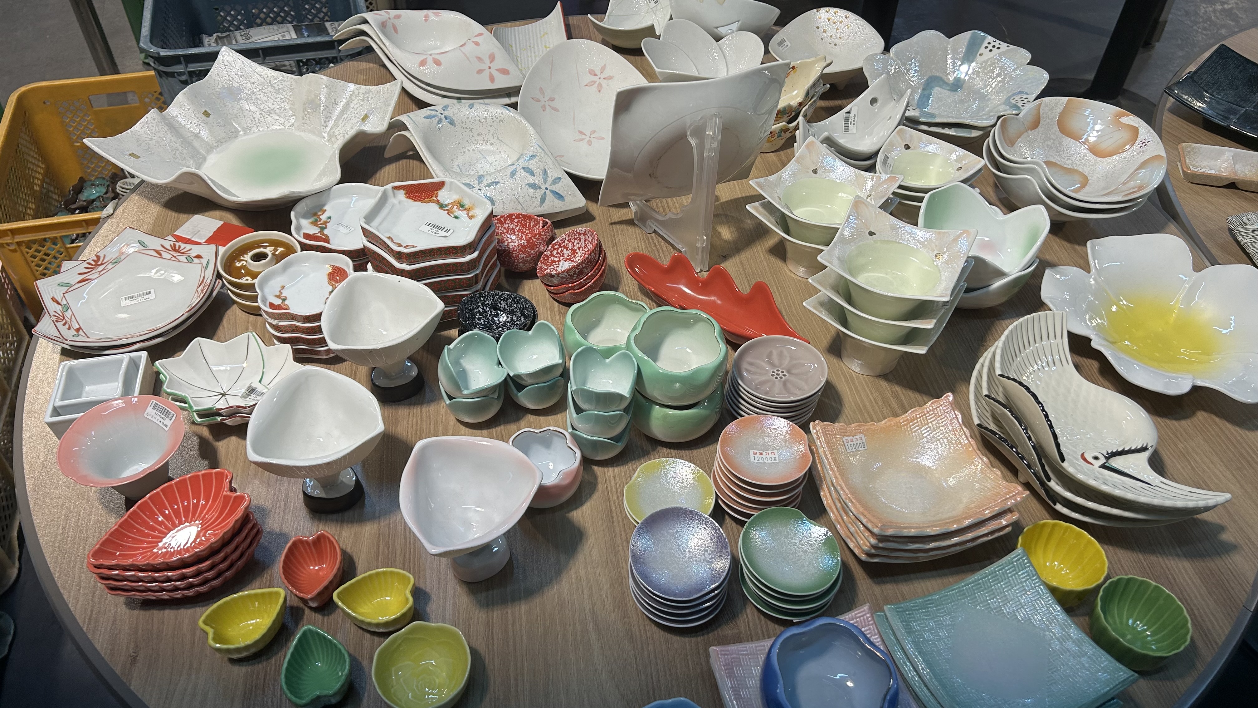 Japanese serving dishes and ceramics at Bomulseom Seongsu