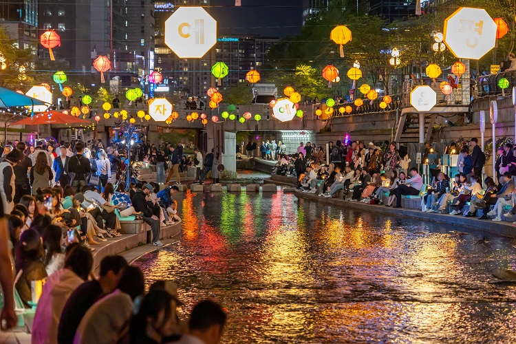 5. Spend the Evening at Seoul's Outdoor Library