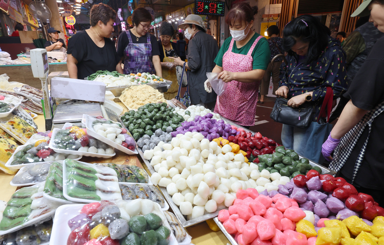 Autumn seasonal food and produce at a market in Seoul