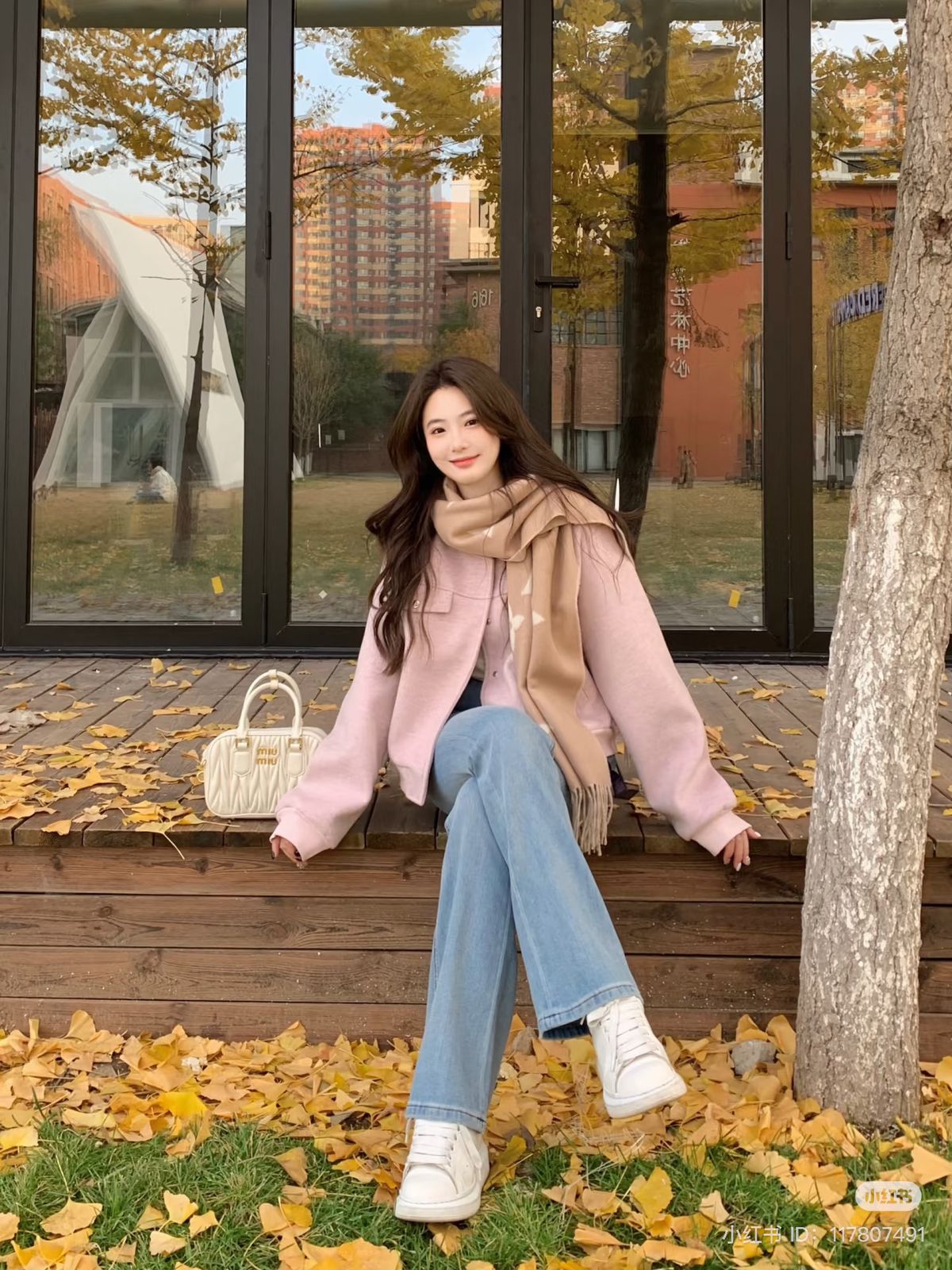 Light early autumn outfit for September in Seoul