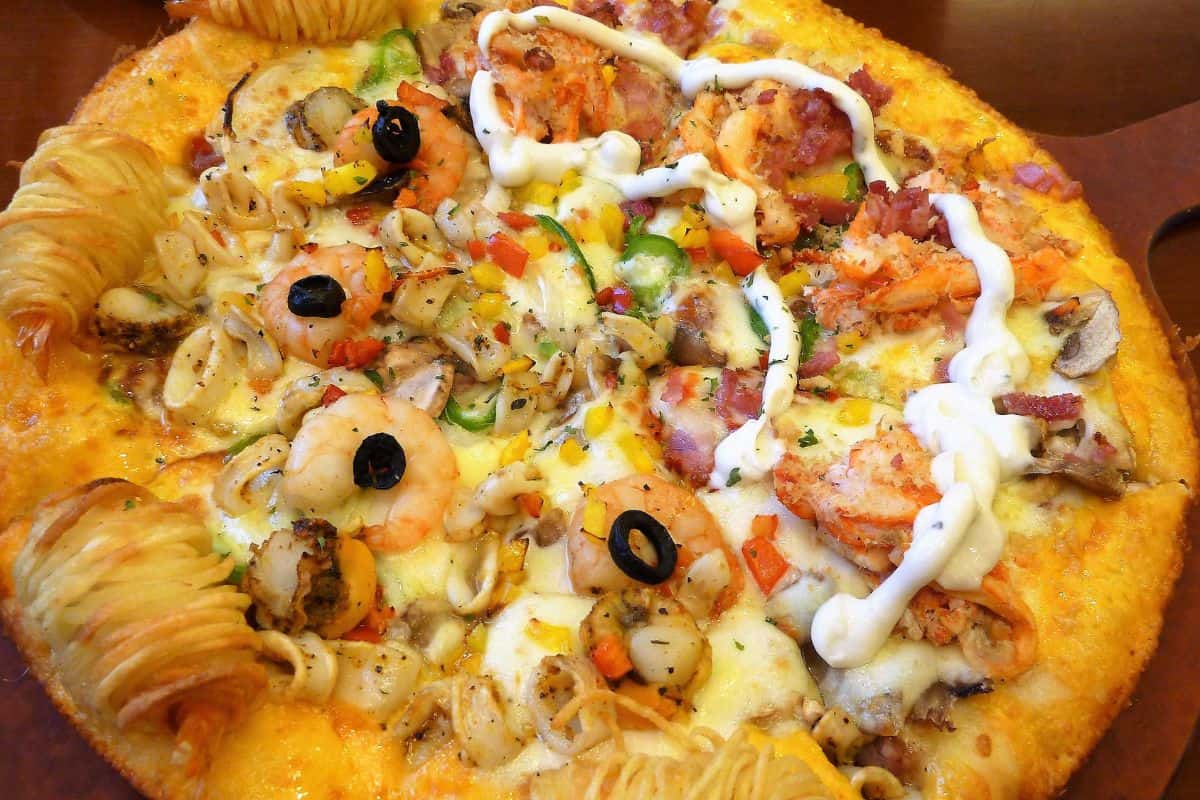 4. Korea Really Loves Mayo and Creamy Sauces on Pizza