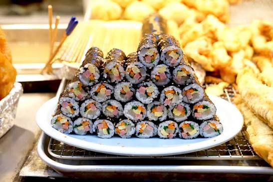 6. ₩4,500: Gimbap Plus a ₩1,000 Tteok Skewer