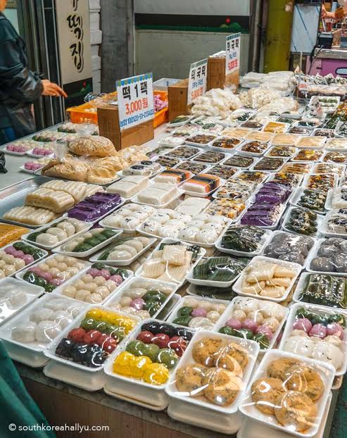 9. Save Room in Your Bag for Tteok, Yakgwa, and Old-School Snacks