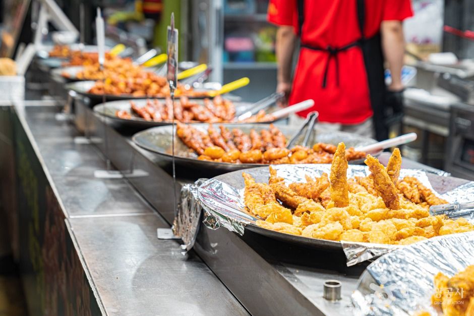 2. Mangwon Is Better for a Casual Street-Food Crawl