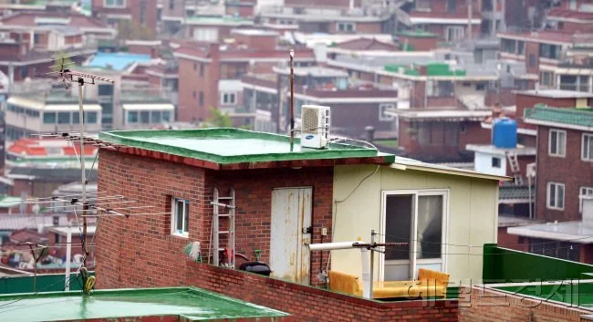 8. 옥탑방: The Famous Seoul Rooftop Room